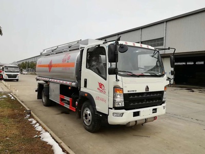 西安重汽豪沃10噸油罐車 10.5方加油車配朝柴10檔變速箱，高效運輸水泥行業新選擇